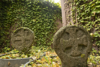 Estelas funerarias en una localidad de Euskal Herria.