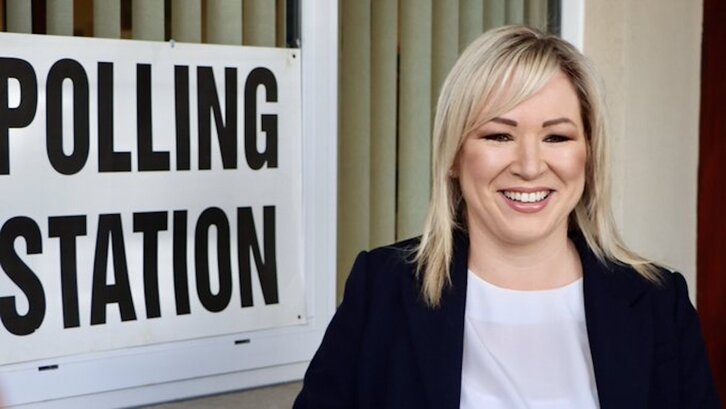 Michelle O'Neil, vicepresidenta de Sinn Féin, en un colegio electoral.