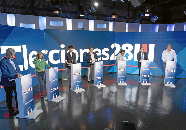 Koldo Martínez (Geroa Bai), Cristina Ibarrola (UPN), Elma Saiz (PSN), Fernando Sesma (Ciudadanos), Txema Mauleón (Contigo-Zurekin), Carlos García Adanero (PP) y Joseba Asiron (EH Bildu), en el debate en Navarra Televisión.