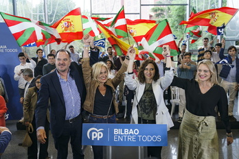 Carlos Iturgaiz, Esther Martínez, Isabel Díaz Ayuso y Raquel González, a la conclusión del mitin del Euskalduna.
