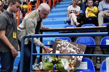 Tito Irazusta deposita un ramo de flores en el asiento de Iñaki Mujika.