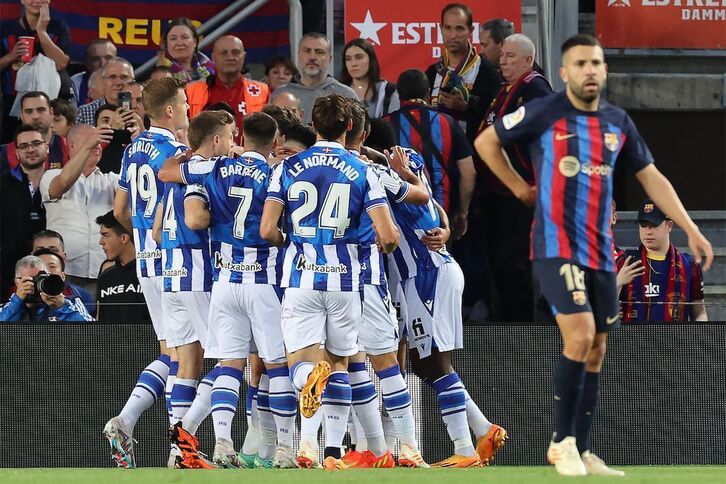 Los jugadores realistas celebran el tempranero gol de Merino ante la decepción de Jordi Alba.