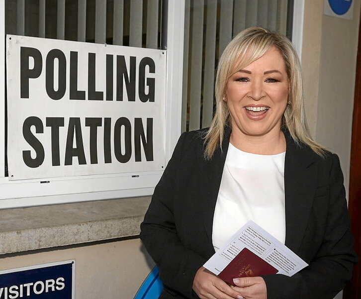 Michelle O’Neil, en el colegio electoral.