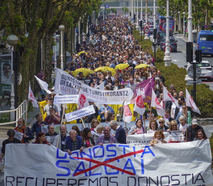 Manifestazio jendetsua egin dute Donostia Defendatuz-ek deituta.