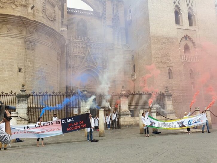 Activistas de Rebelión Científica ante la catedral de Sevilla.