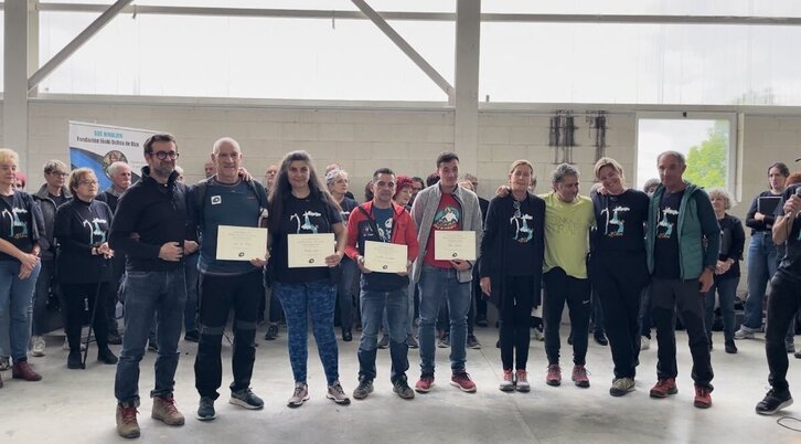 Entrega de las insignias solidarias en el frontón de Unanu.