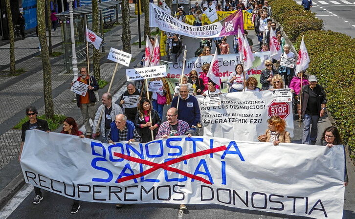 La movilización de la plataforma Donostia Defendatuz recorrió las calles del centro.