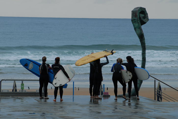 Surflari kuadrilla bat non sartu erabakitzen.