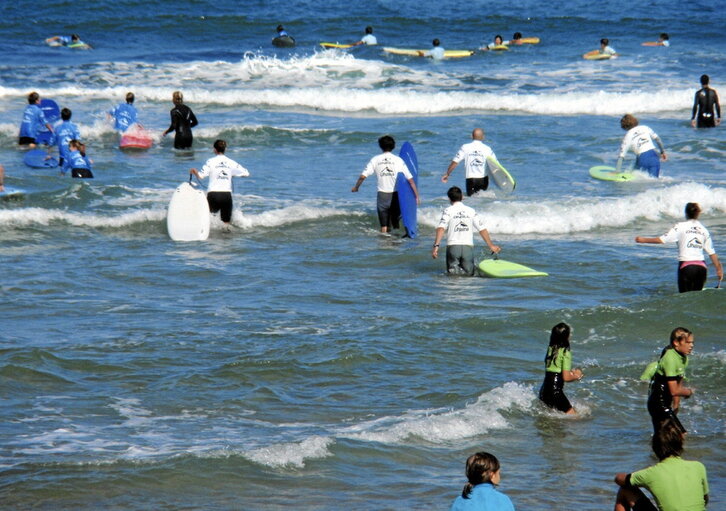 Ikasle pilaketak Angeluko hondartzan.