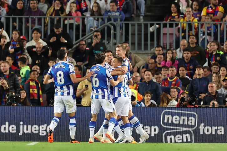 Los jugadores realistas celebran el segundo gol de Sorloth en el Camp Nou. 