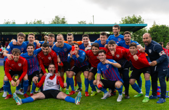 Jugadores del Leioa celebran el pase a la final por el ascenso.