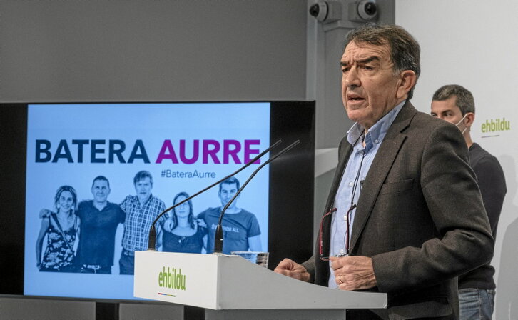 Iñigo Iruin, abogado de los encausados en el «caso Bateragune», en una rueda de prensa.