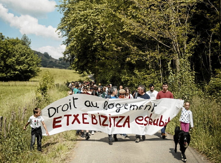 Etxaldearen salmenta salatu zuten manifestariek.