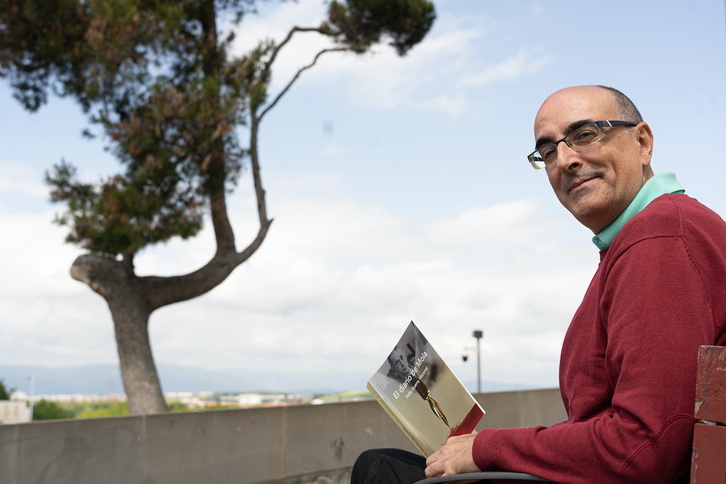 Pello Guerra, con su nueva obra, en Iruñea.