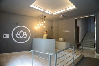 Recepción de un edificio de partamentos turísticos de Aspasios.