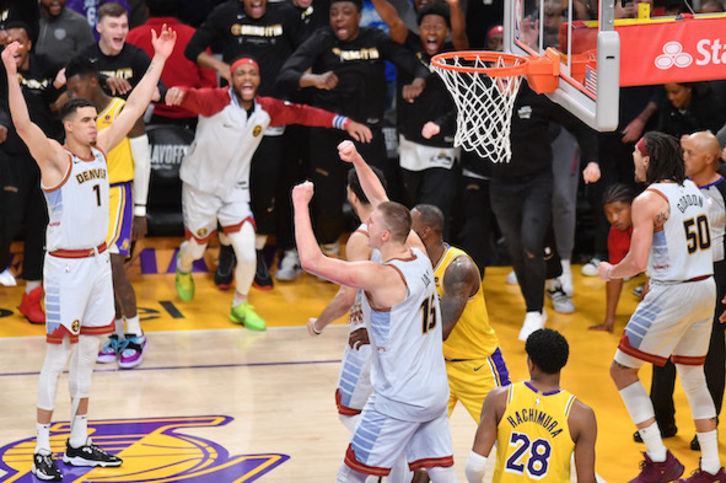 Euforia entre los jugadores de Denver Nuggets tras superar a los Lakers.