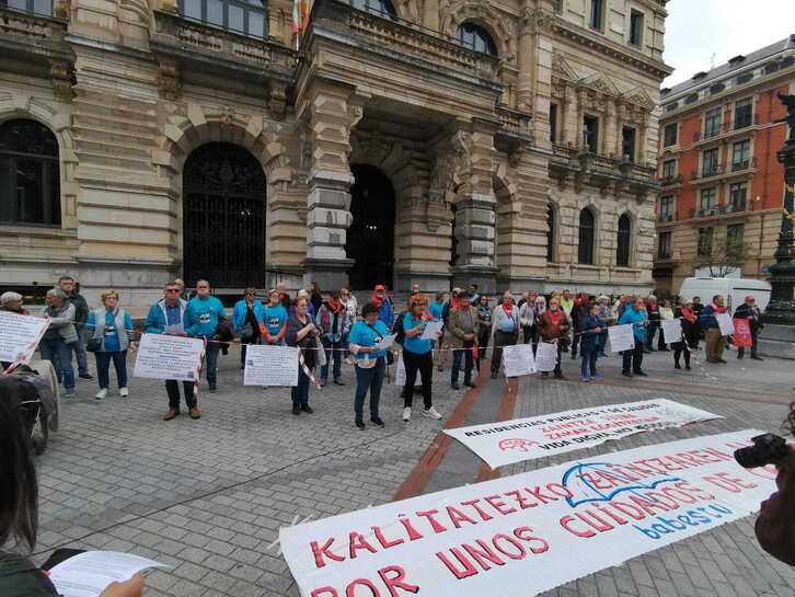 Protesta de Babestu frente a la Diputación de Bizkaia.
