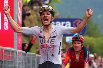 Joao Almeida festeja su primera victoria en el Giro por delante de Geraint Thomas.