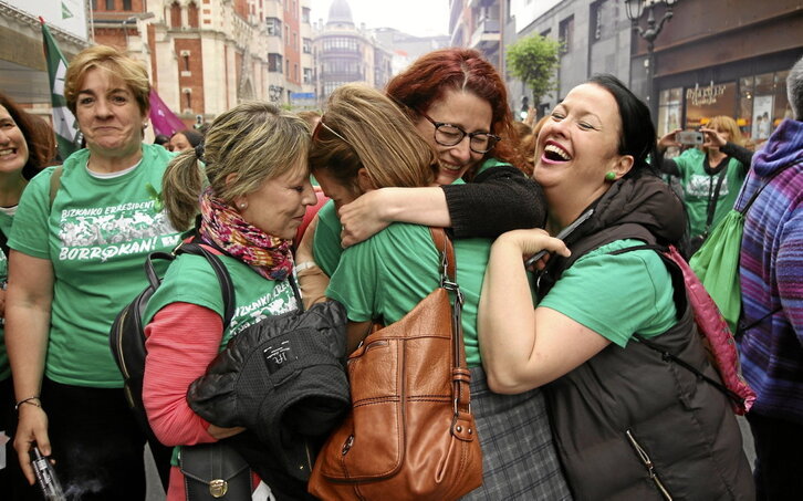Felicidad de las trabajadoras de las residencias de Bizkaia tras lograr el acuerdo.
