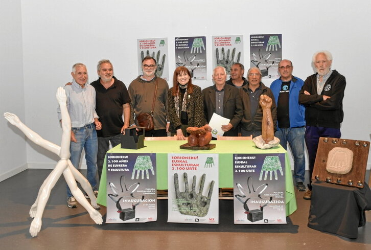 Promotores y obras de la exposición artística en homenaje a la Mano de Irulegi.