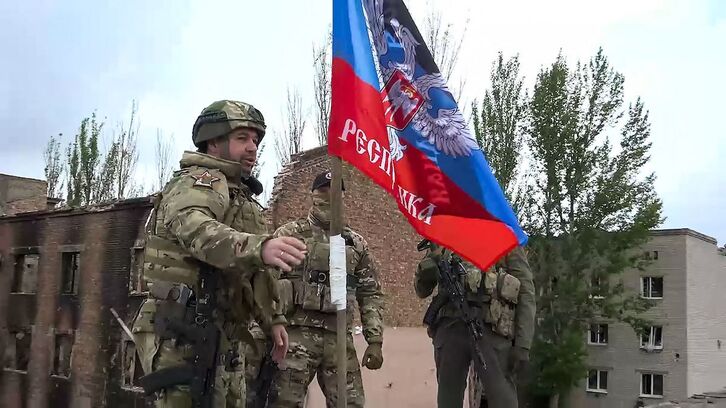 El gobernador de Donetsk, Denis Pushilin, coloca una bandera en Bajmut.