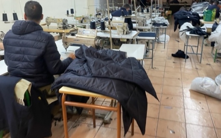 Ehungintzako enpresa honetan esplotatzen zituzten langileak.