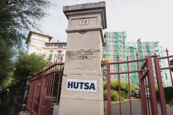 Cartel de «vacío» colocado ante un bloque de apartamentos turísticos de Donibane-Lohizune.