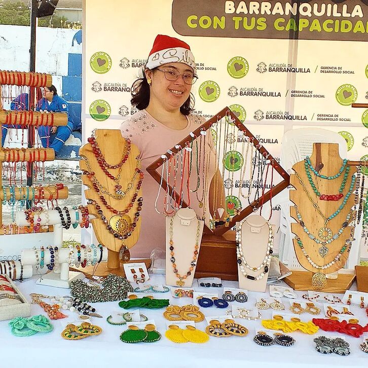 La emprendedora Silvana Escobar con sus creaciones.