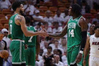 Jayson Tatum y Malcom Brogdon se felicitan en plena reacción de los Celtics.
