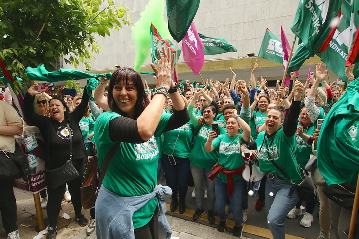 Bizkaiko erresidentzietako langileak, ELAk ordezkatuta, pozaren pozez asteartean lortutakoarekin, bi hilabeteko grebaren ostean.
