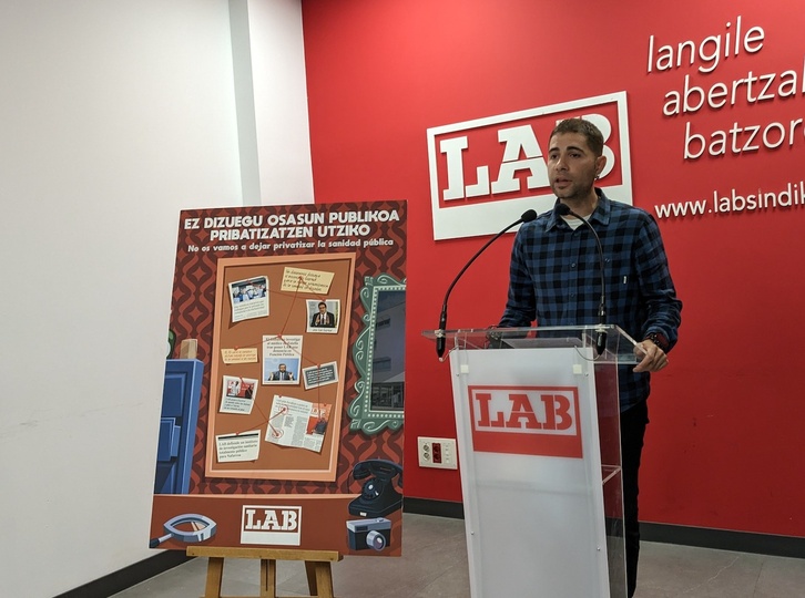 Imanol Karrera, dando cuenta de la resolución que les ha remitido la Oficina.