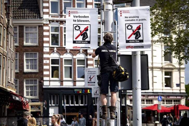 Desde este jueves está penado fumar marihuana en las calles del centro de Amsterdam.