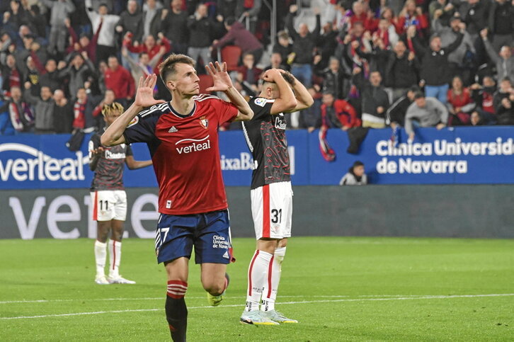 Budimir celebra como acostumbra el 1-0 que impulsó a Osasuna hacia la victoria.