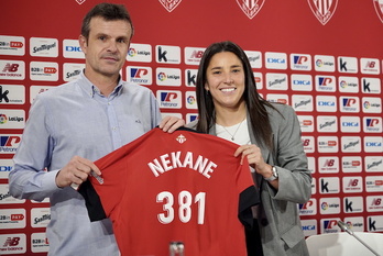Nekane Díez posa con Jon Uriarte y una camiseta conmemorativa de sus 381 partidos con el Athletic.