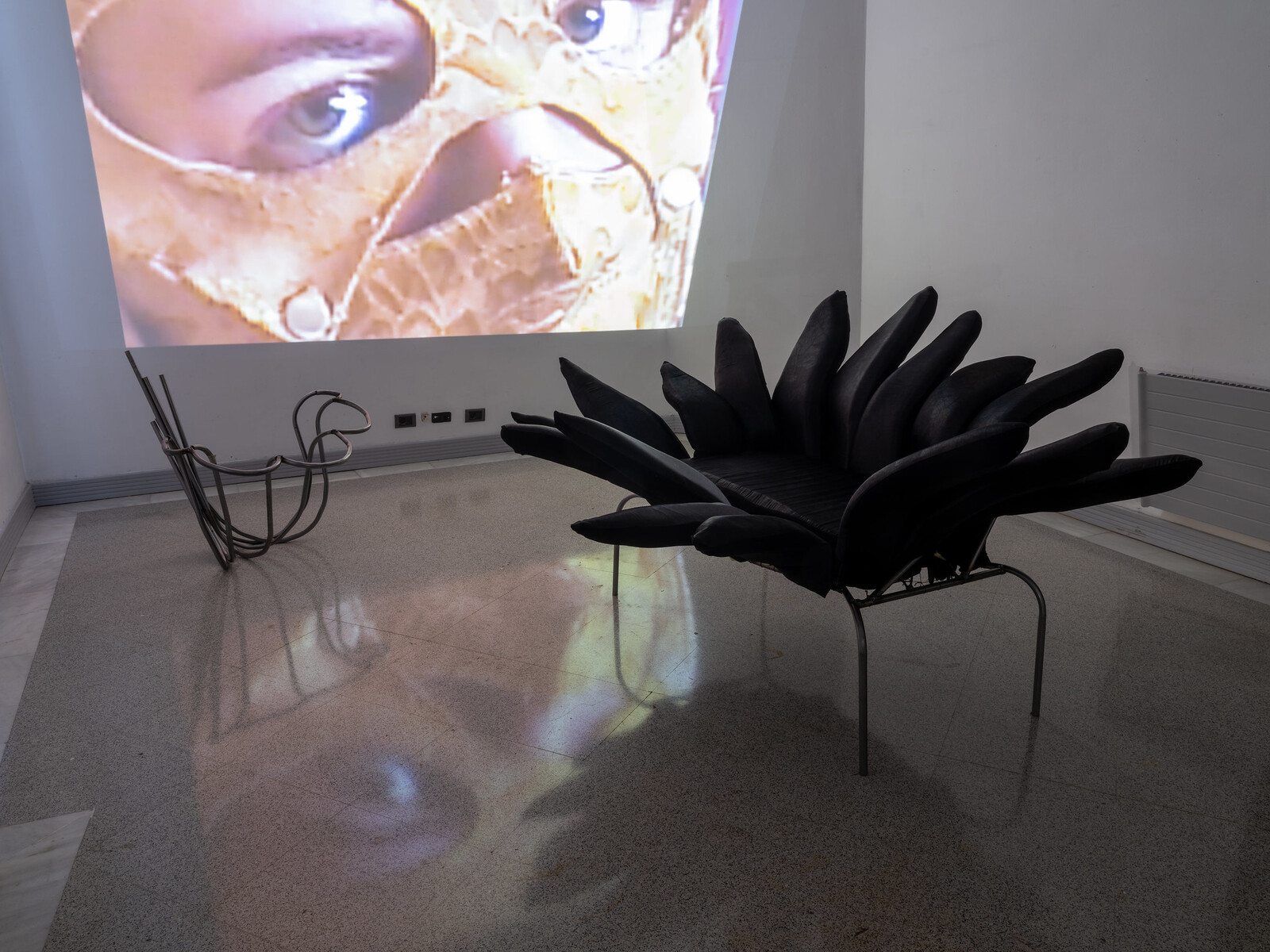 Vídeo, performance, textil y escultura se aúnan en la exposición.