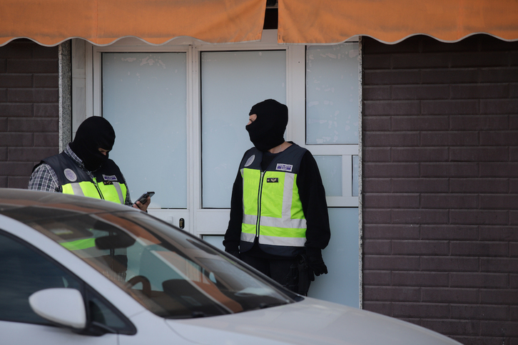 Agentes de la Policía española durante las detenciones en Melilla.