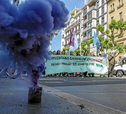 Imagen de la movilizacion realizada por las limpiadoras ayer en Donostia.