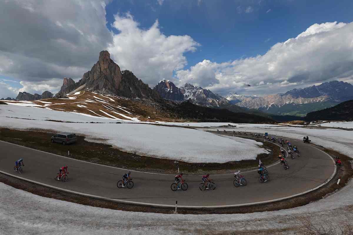 El pelotón, a su paso por el Passo Giau. (Luca BETTINI/AFP)
