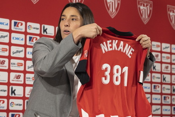 Nekane Díez posa con una camiseta conmemorativa de sus 381 partidos con el Athletic. 