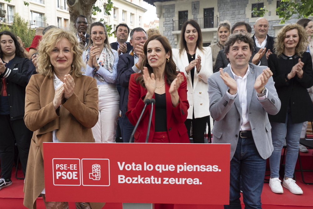 Eneko Andueza ha acompañado en Gasteiz a Cristina González y Maider Etxebarria. (Raul BOGAJO | FOKU)