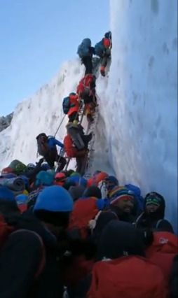 Decenas de personas hacen cola en su ascensión al Everest.