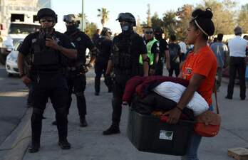 Mexikoko Polizia, migratzaileak Ciudad Juareko kanpamendu batetik kanporatzen.