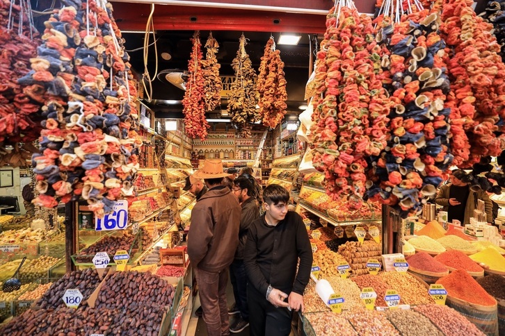 Un puesto de especias en el Bazar Egipcio de Estambul