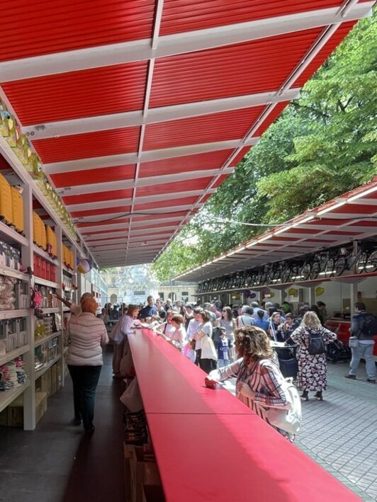 La tradicional tómbola de Cáritas ha abierto sus puertas este 27 de mayo.