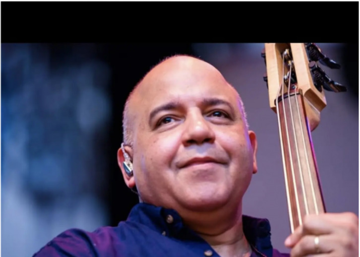 Juan Carlos Formell, el bajista de la icónica banda Van Van.