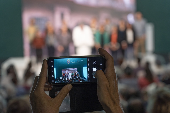 El acto central de campaña de EH Bildu en el frontón Labrit, captado por la cámara de un teléfono móvil.