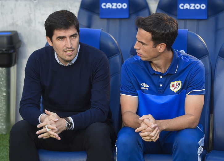 Andoni Iraola habla con Iñigo Pérez, segundo entrenador del Rayo Vallecano. 