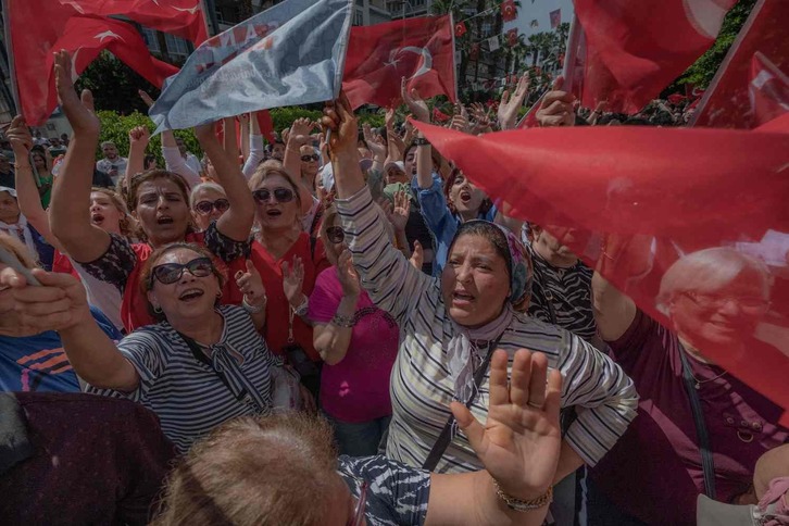 Simpatizantes del candidato presidencial del Partido Popular Republicano (CHP) de Turquía, Kemal Kilicdaroglu, saludan durante un mitin de campaña en el teatro municipal de Adana. 