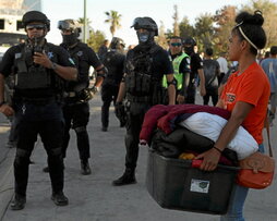 Polizia, migranteak Ciudad Juarezetik botatzen.