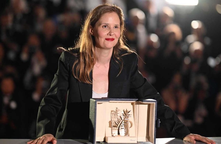 Justine Trier posa con la Palma de Oro de Cannes.